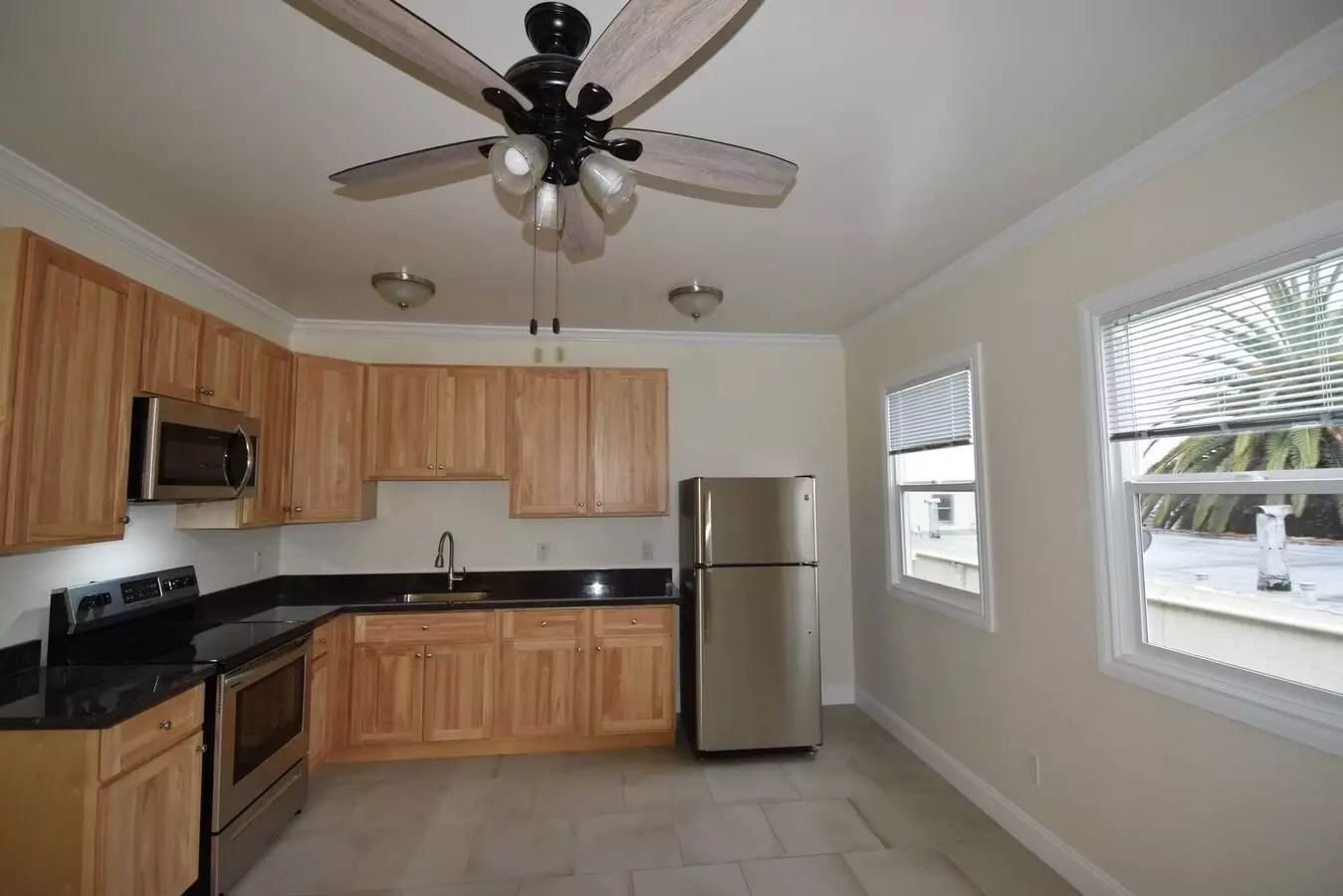 Los Robles Apartments photo 2