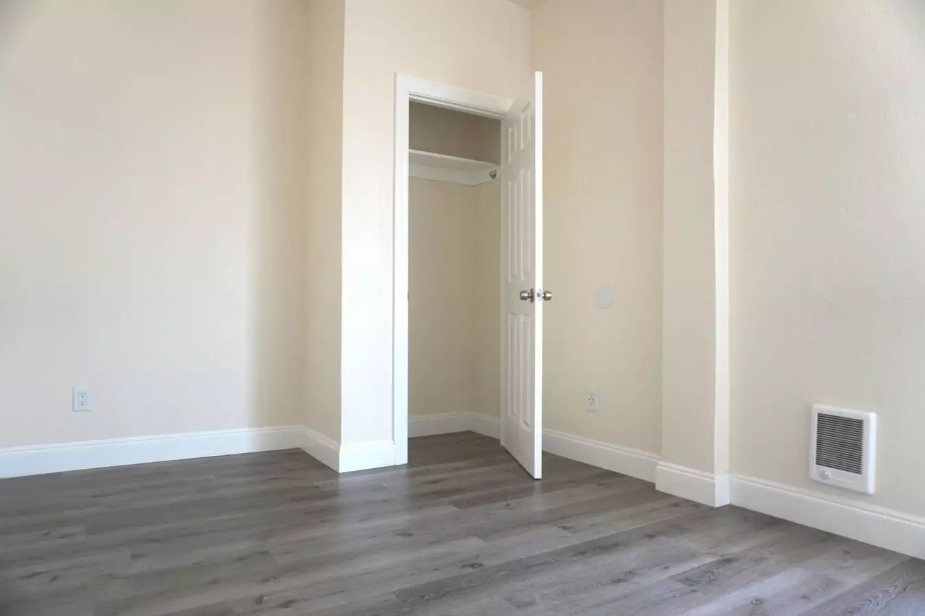 Los Robles Apartments photo 5