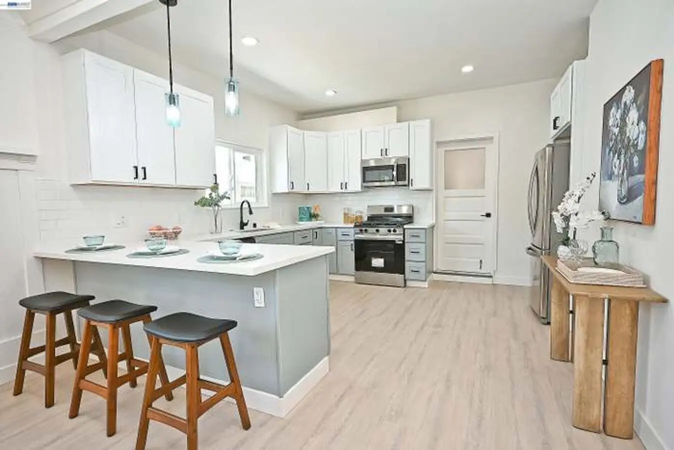 Now Available! |$3,900 | Newly Updated 3br/2ba Oakland Home W/ Loft & Modern Finishes