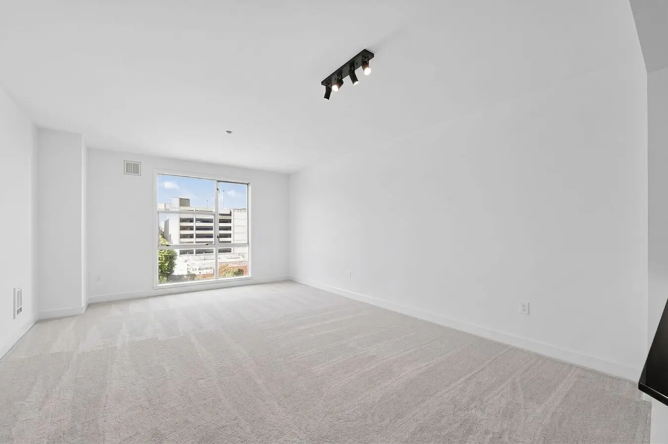585 9th St Oakland, CA 94607 photo 3