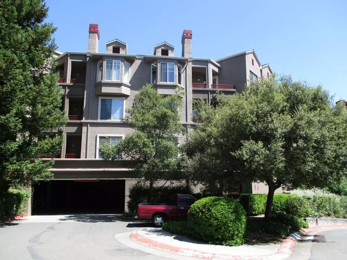 Stunning 2-bed, 2-bath photo 3