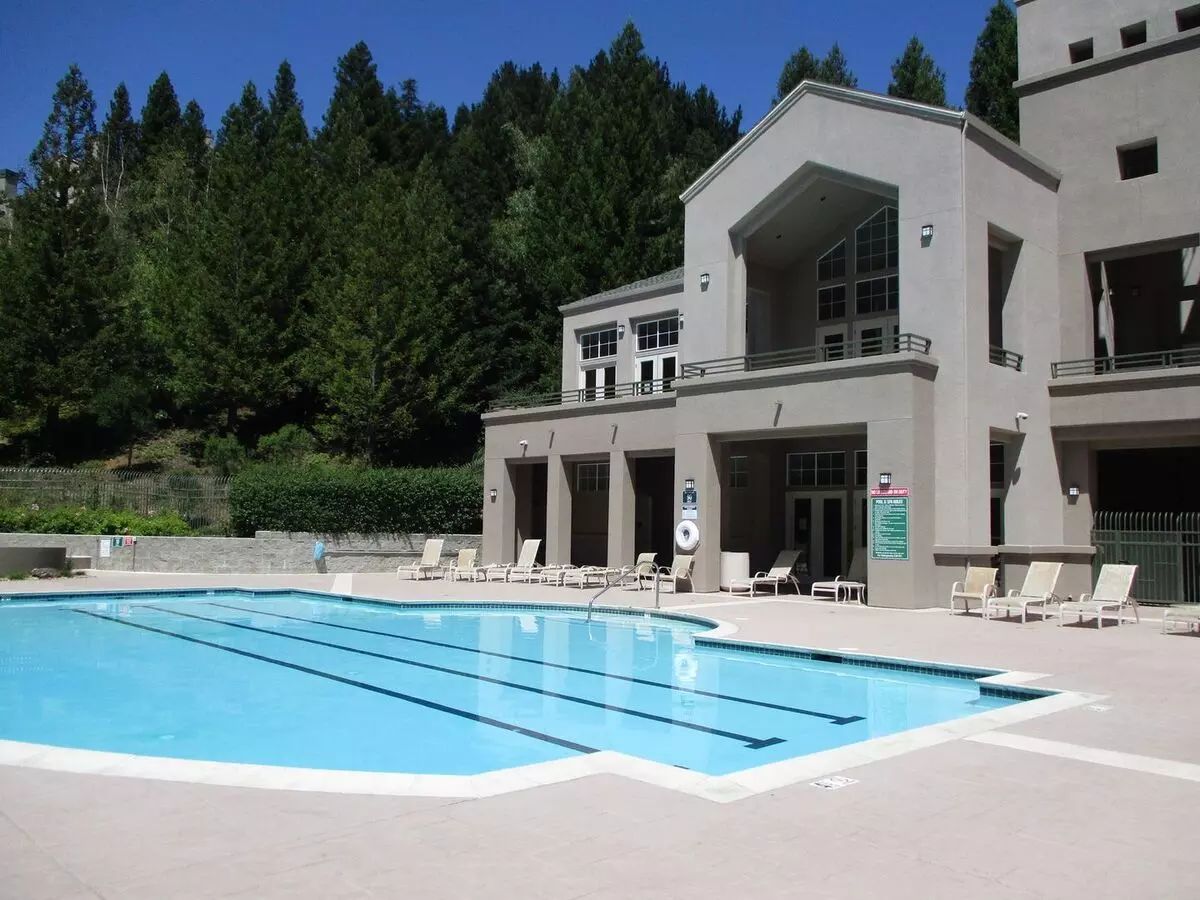 Stunning 2-bed, 2-bath photo 2