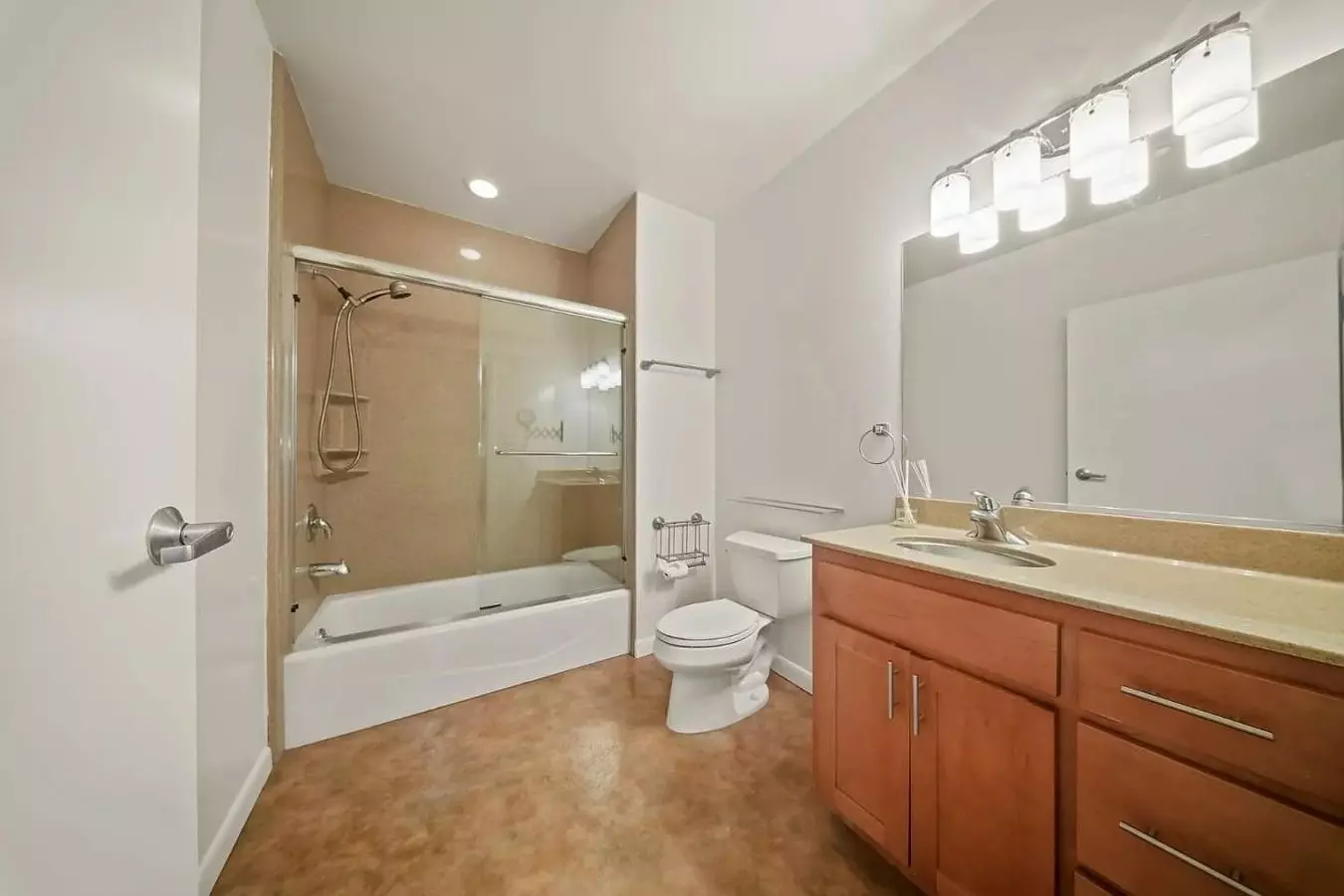 Stylish 1-bedroom, 1-bathroom Condo photo 2