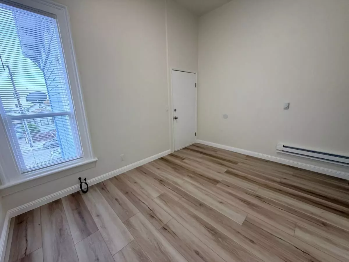 Top-floor Remodeled 3bd/1ba Victorian Near Lake Merritt + Downtown Oakland W/ Parking photo 3