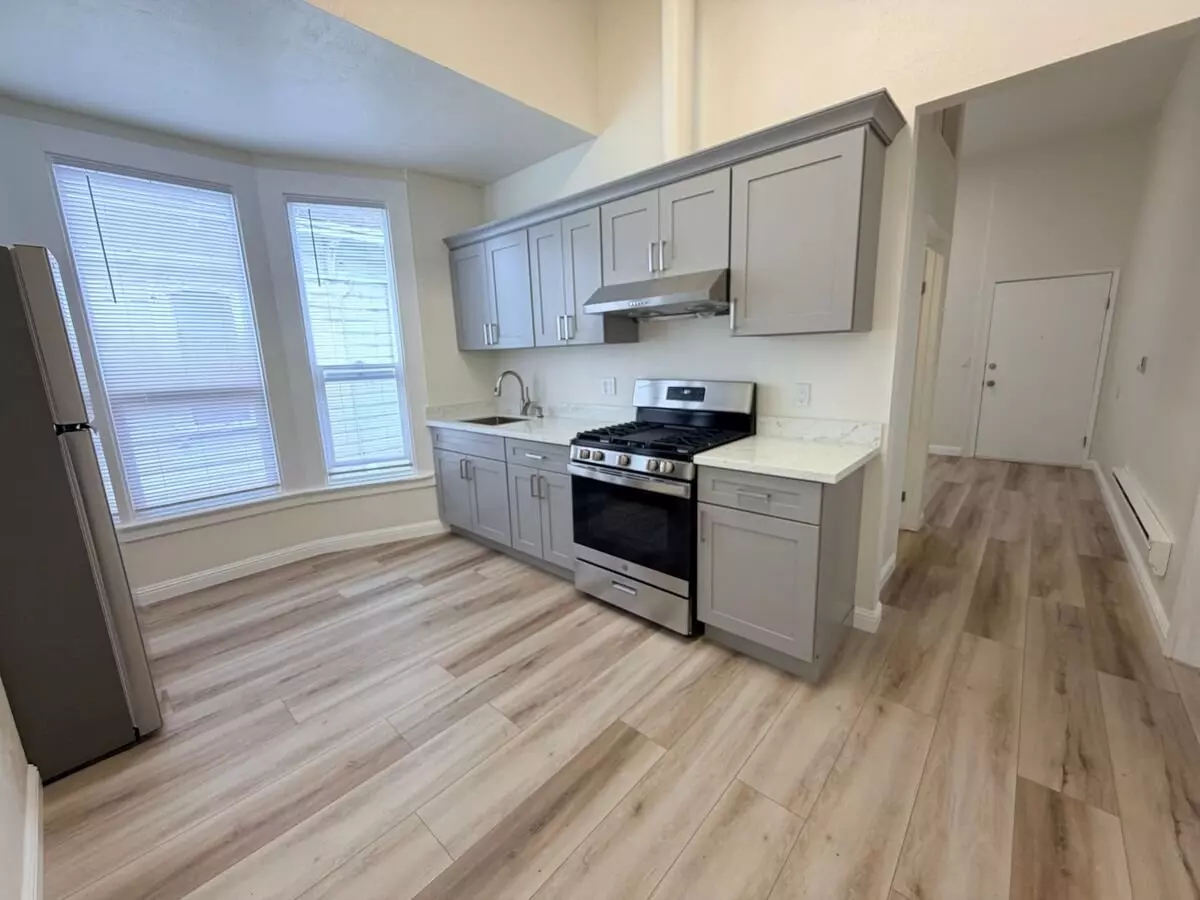 Top-floor Remodeled 3bd/1ba Victorian Near Lake Merritt + Downtown Oakland W/ Parking photo 5