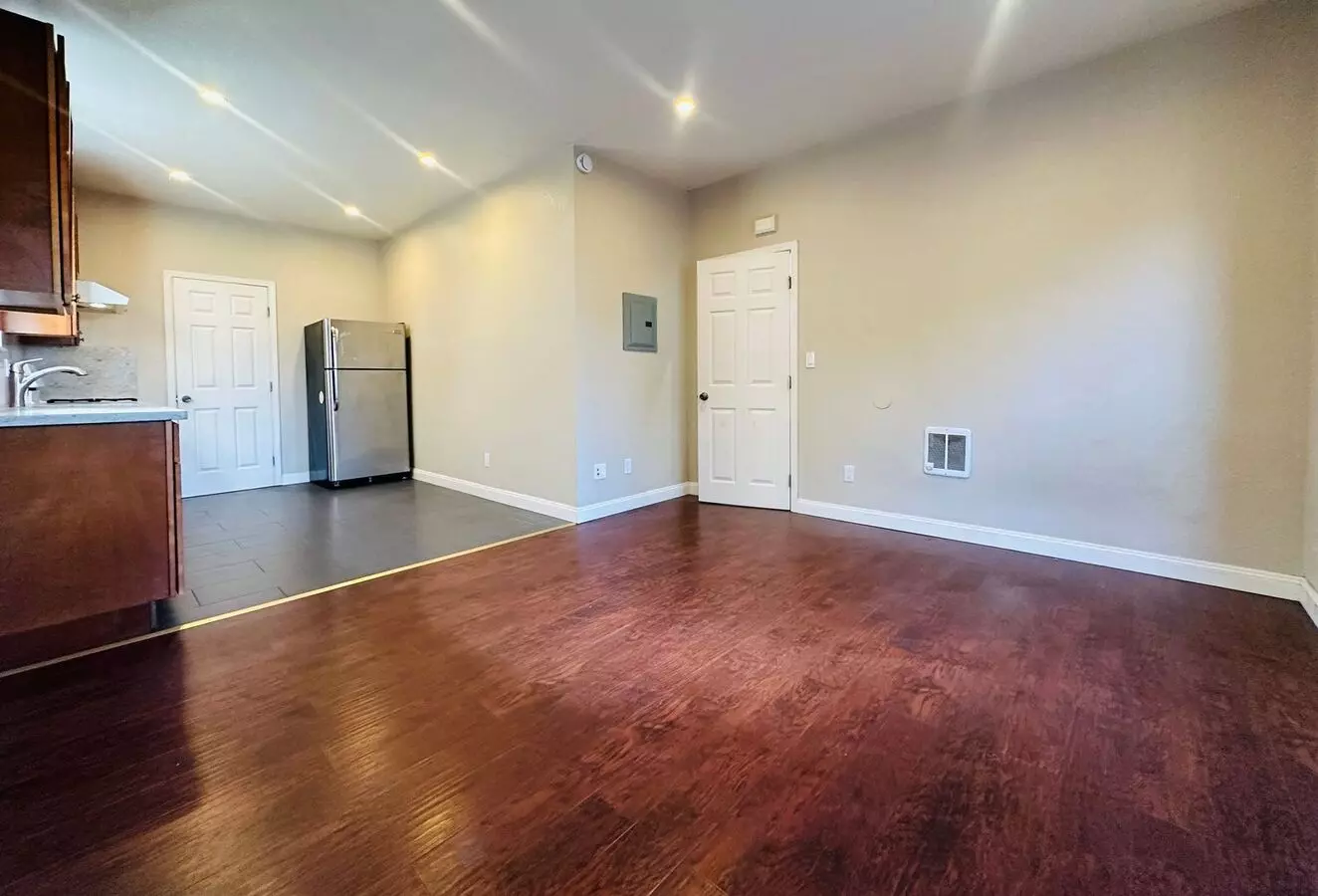 1089 59th Street, Oakland, CA 94608 photo 4