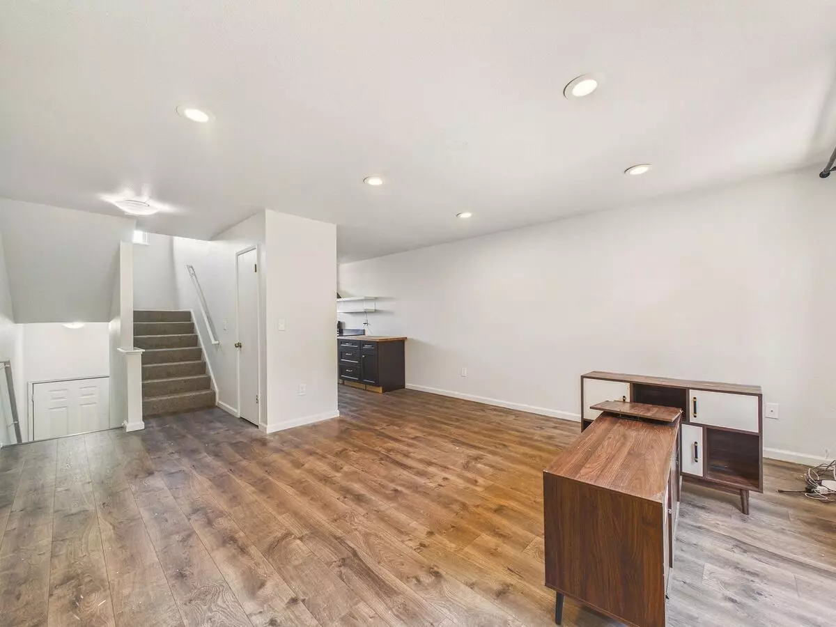 Updated 2 Bed / 1.5 Bath Townhome – In-unit Washer & Dryer + Garage Parking – $2,800/month