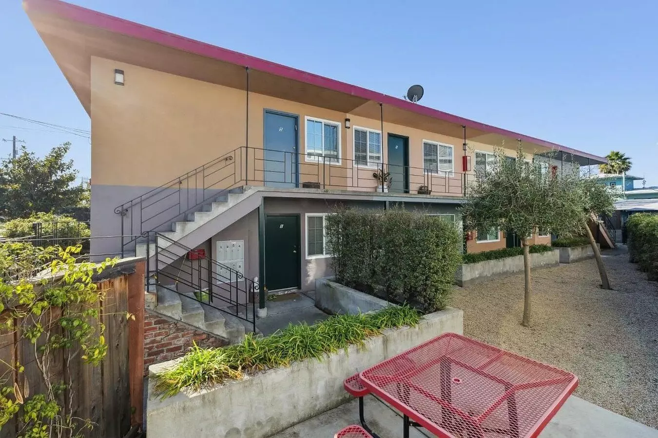 Well-maintained Motel-style 1 Bedroom Condo photo 2