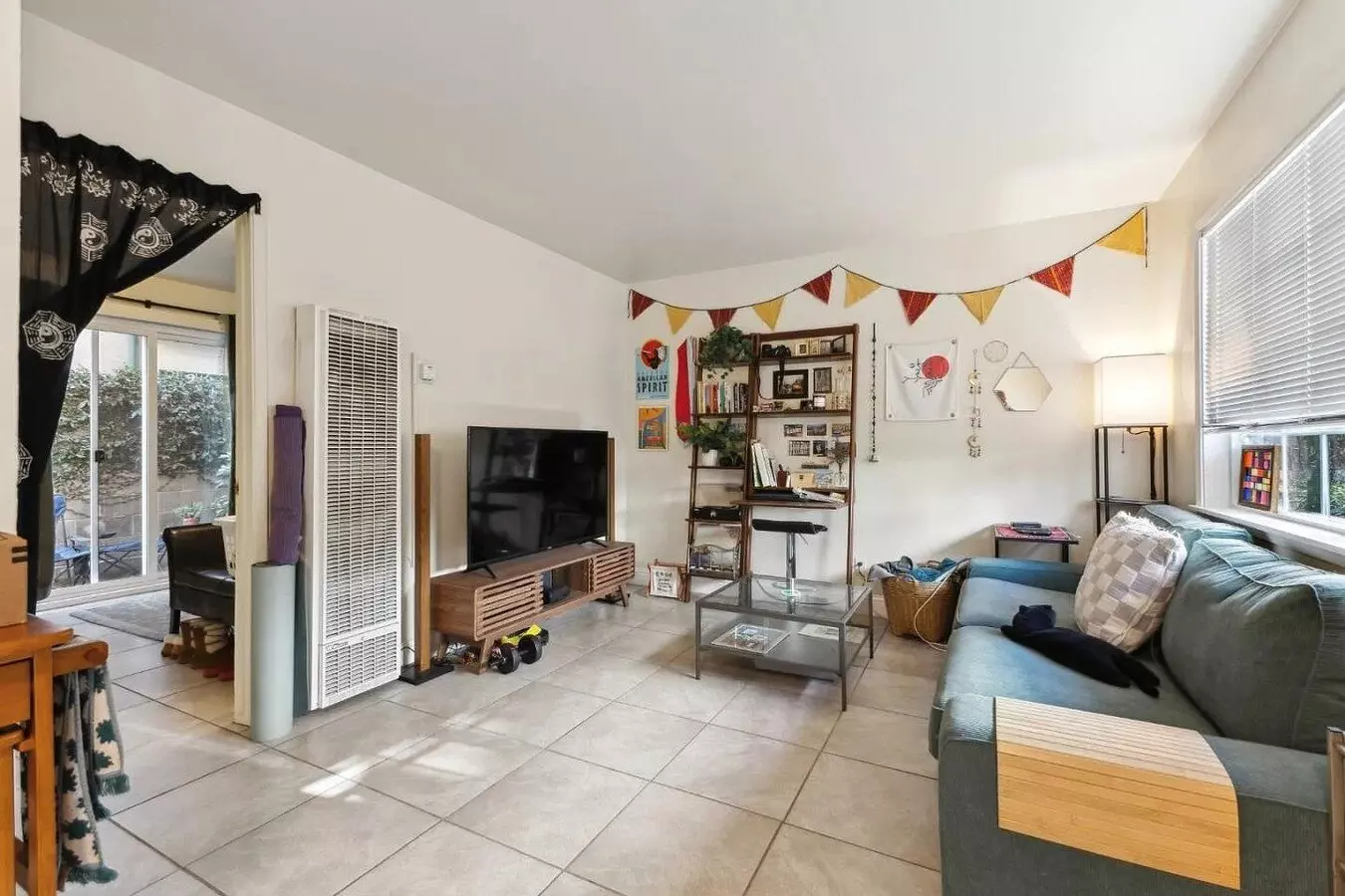 Well-maintained Motel-style 1 Bedroom Condo photo 3