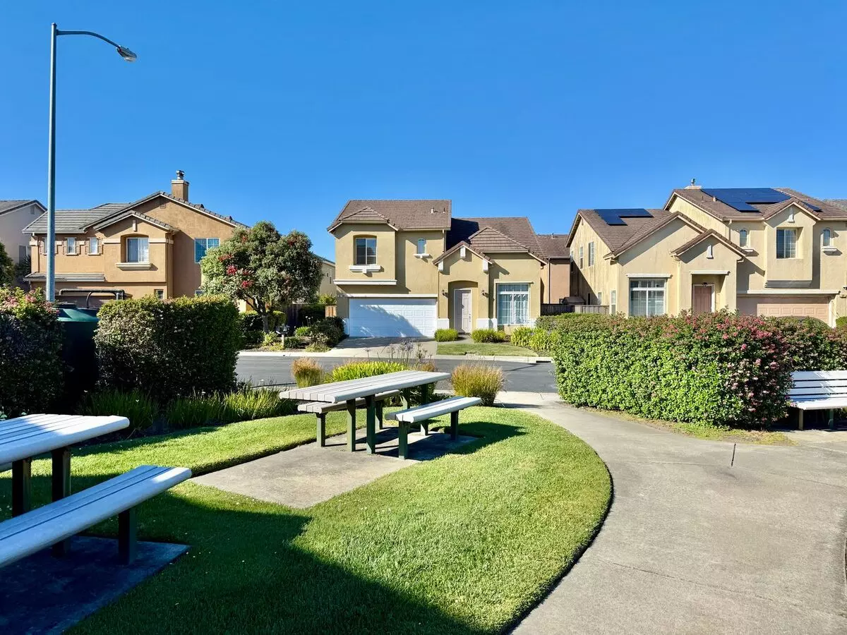 Renovated Coastal Home With New Kitchen And A Spacious Layout