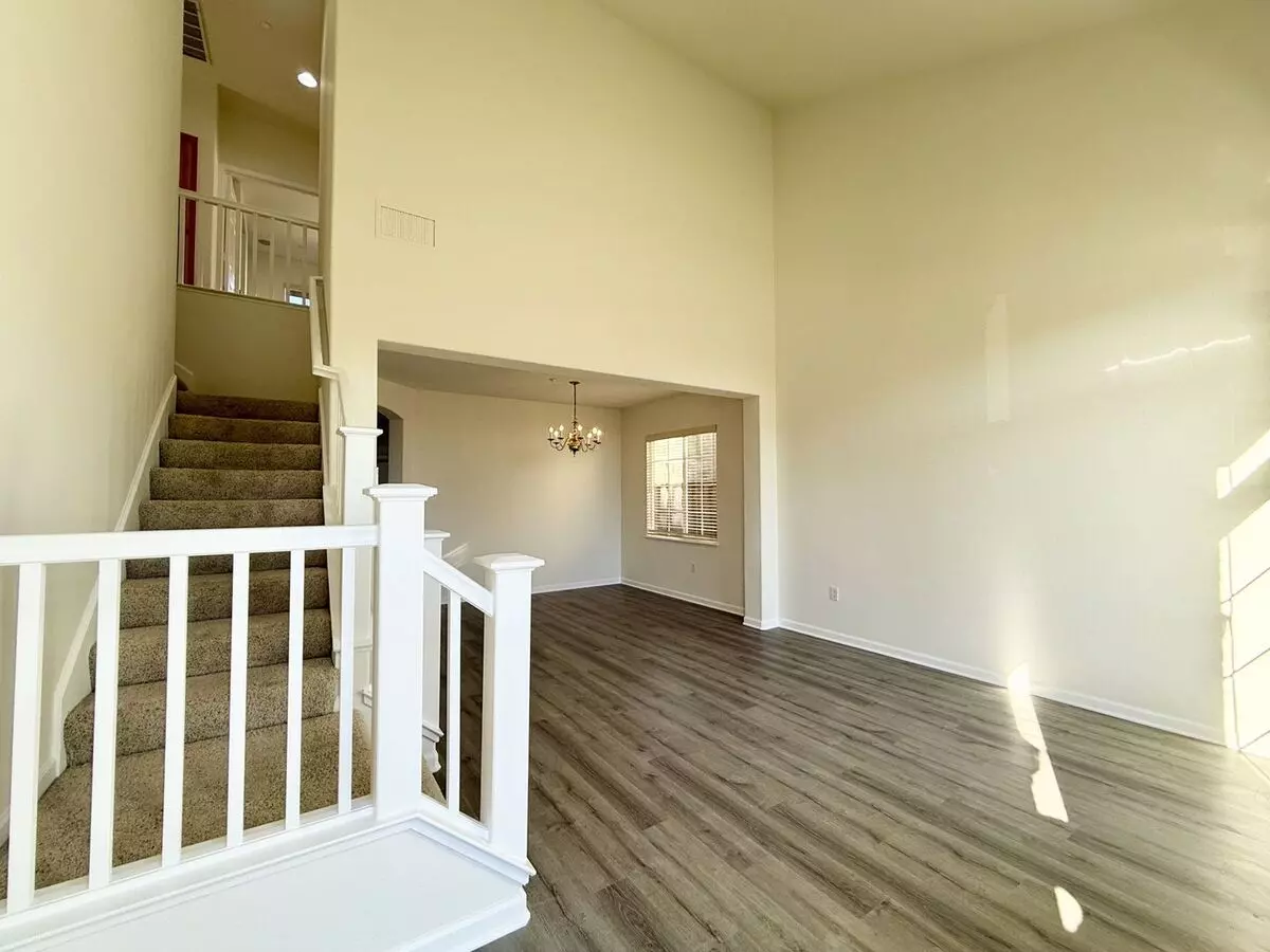Renovated Coastal Home With New Kitchen And A Spacious Layout photo 3