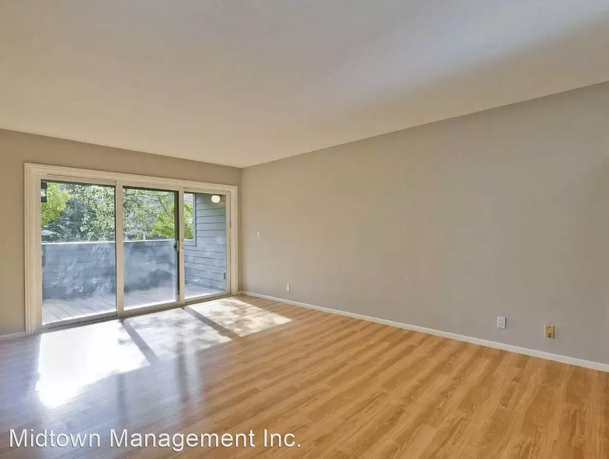 615 Forest Ave photo 2