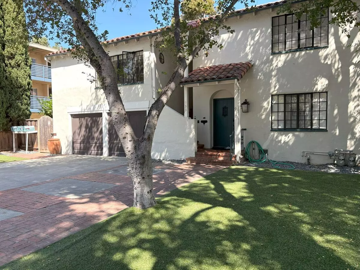 Beautifully Updated 2BR/2BA Yard & Garage photo 3