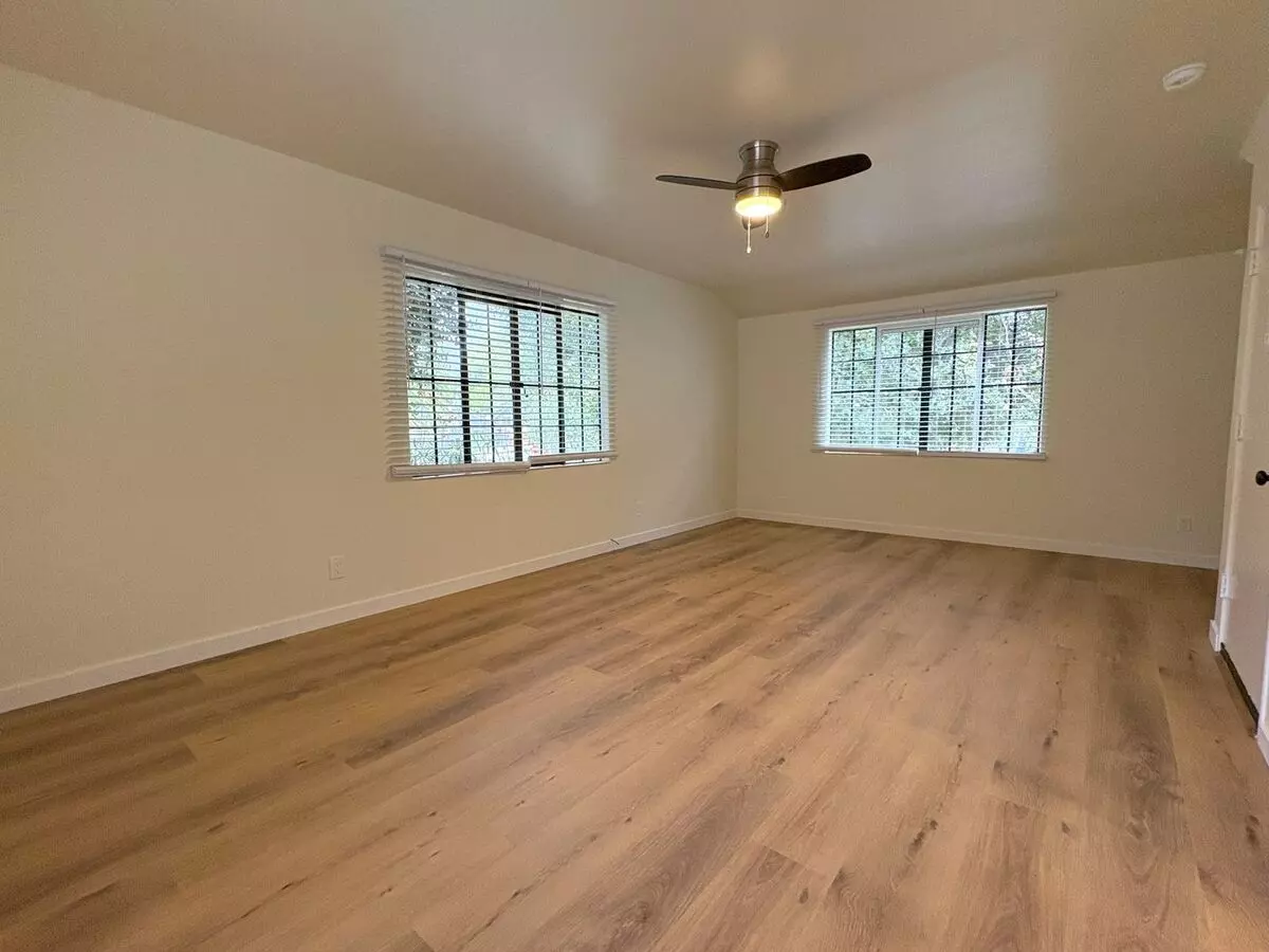 Beautifully Updated 2BR/2BA Yard & Garage photo 5