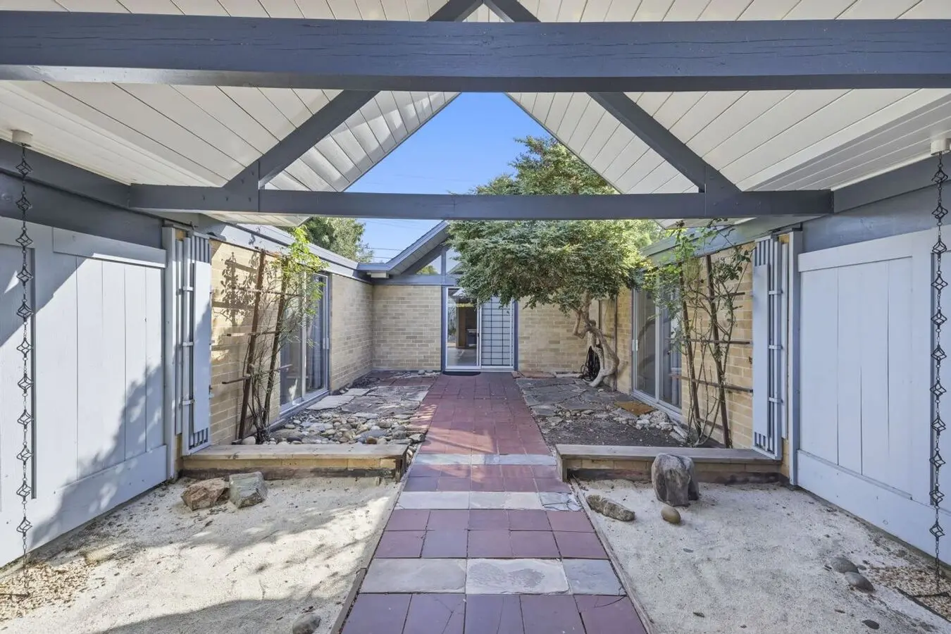 Charming 4+ Bed, 2 Bath Eichler In Desirable Greenmeadow photo 3