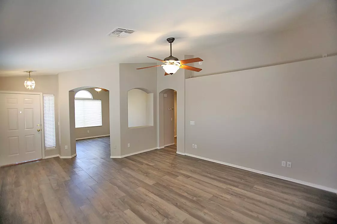 8023 W Melinda Ln photo 4