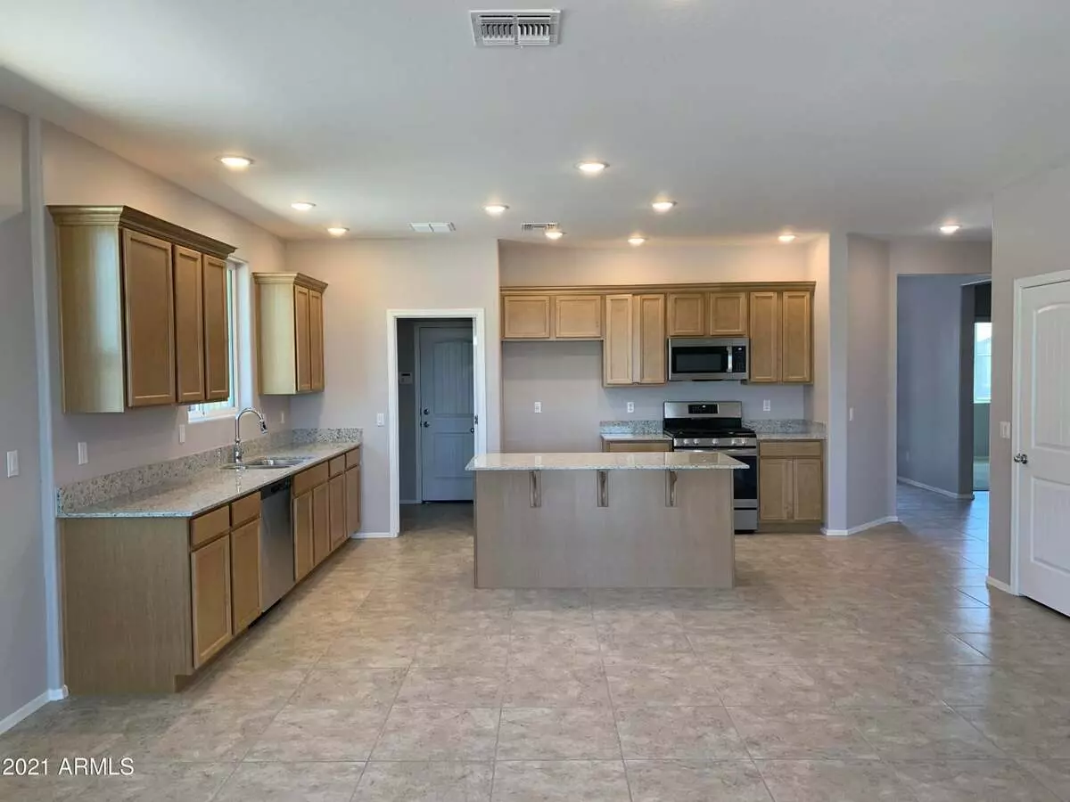 Dream Kitchen + Spacious Living photo 3