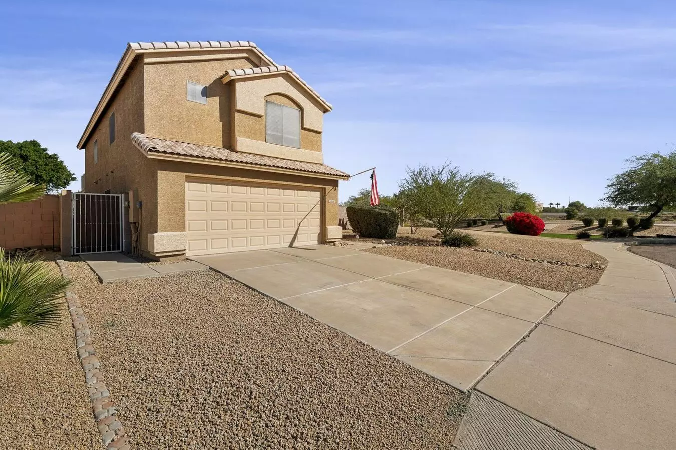 Just Updated!! Huge Corner Lot With Rv Gate, Pool, Grass!!! Like Living At A Resort!!! This Property Is Ready For You For Immediate Move In!!! photo 4