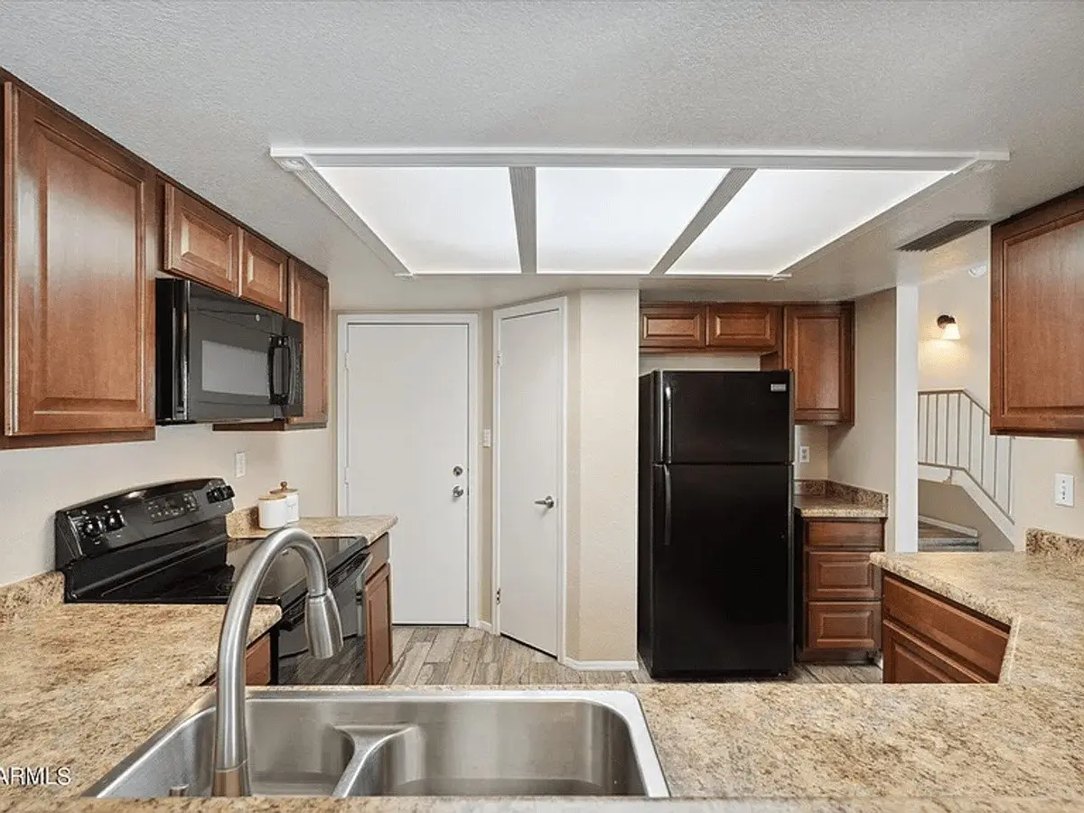 8625 N 67th Ln photo 3