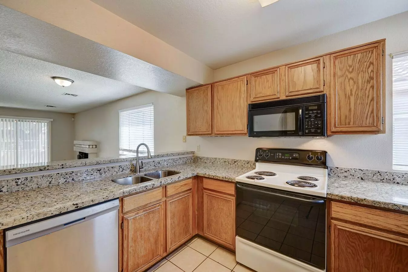 Ready To Tour Now! 2 Bedroom 2 Bath Peoria Townhouse photo 4