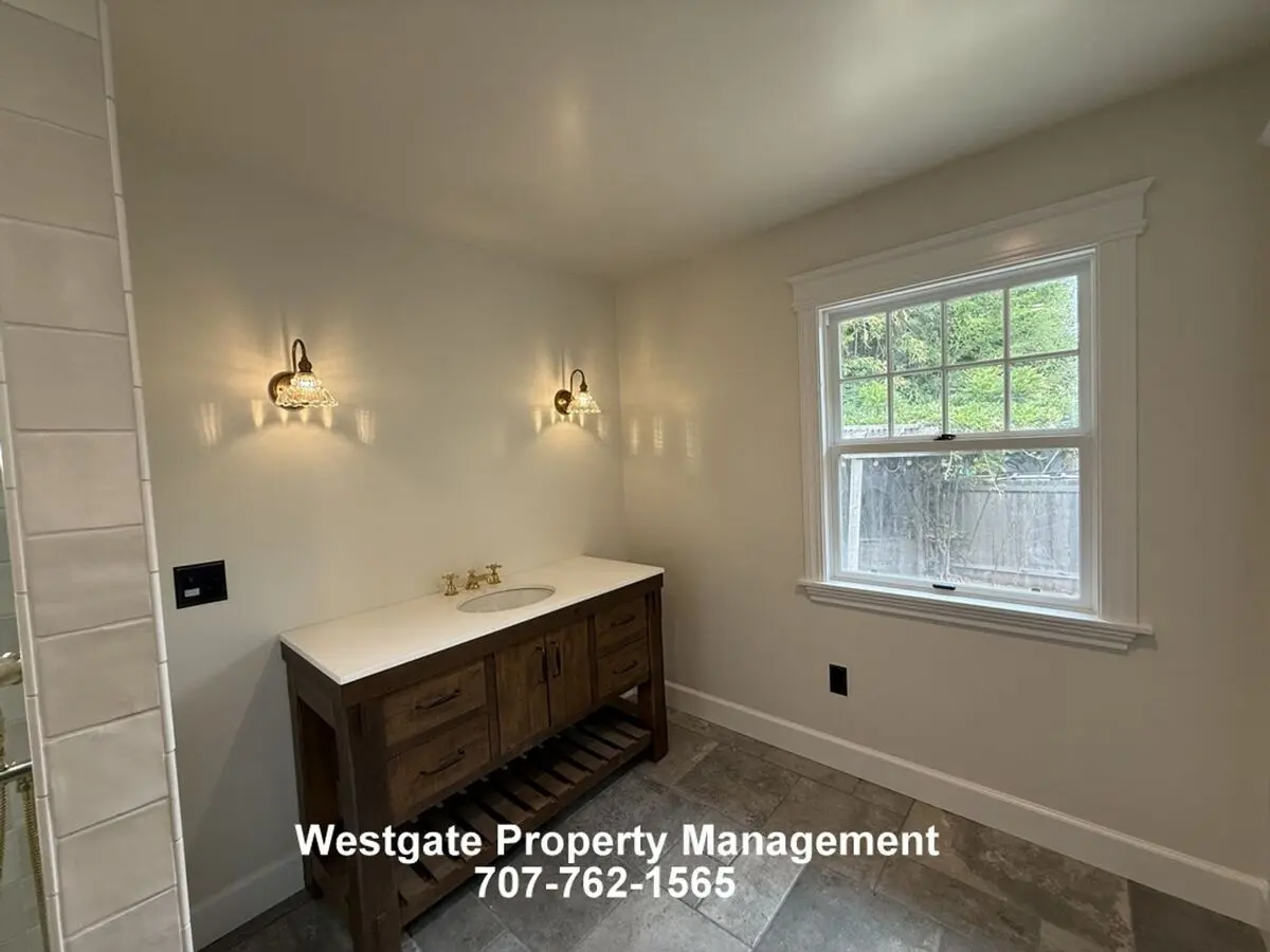 515 4th St photo 3