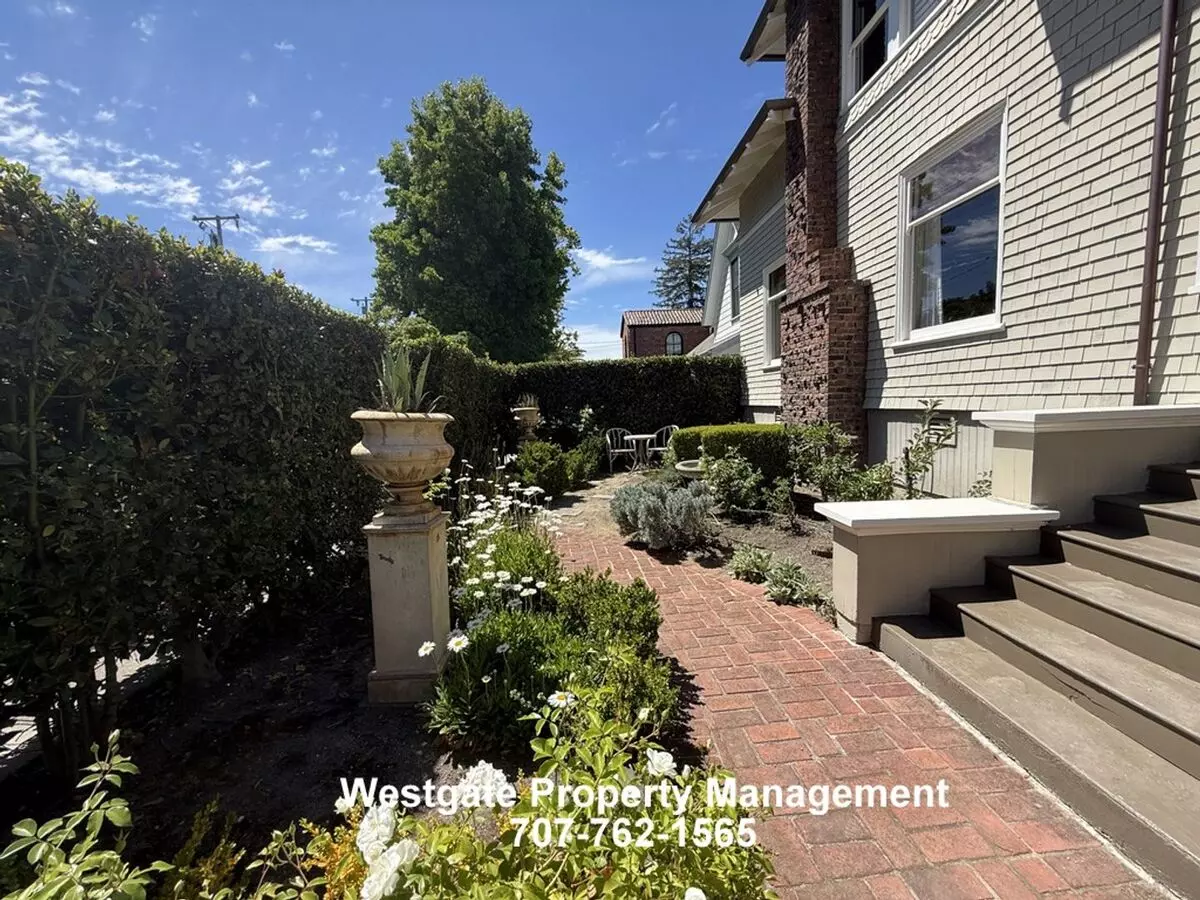 Gorgeous Brainerd Jones Designed 4/3 West Petaluma Home - 109 7th Street photo 5