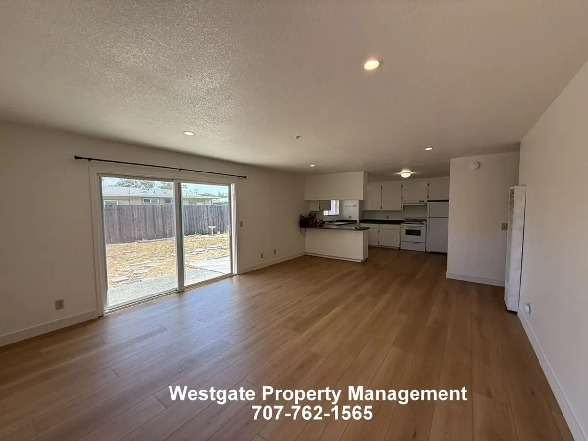 327 Bassett St Petaluma, CA 94952 photo 4