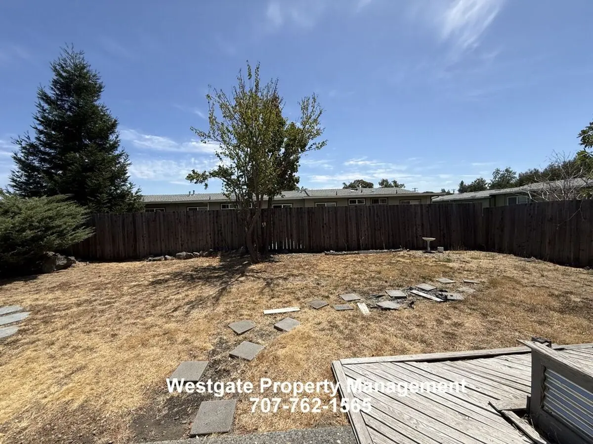 327 Bassett St Petaluma, CA 94952 photo 2