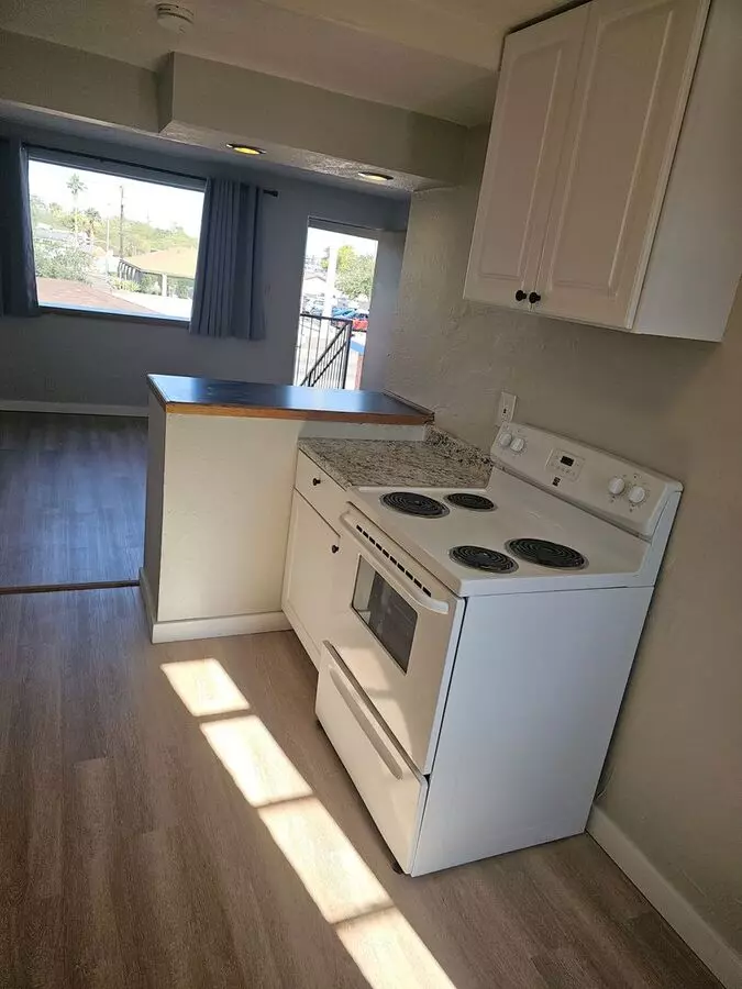 1 Br 1 Bath Full Remodel Upper Unit Free Rent Oac photo 3