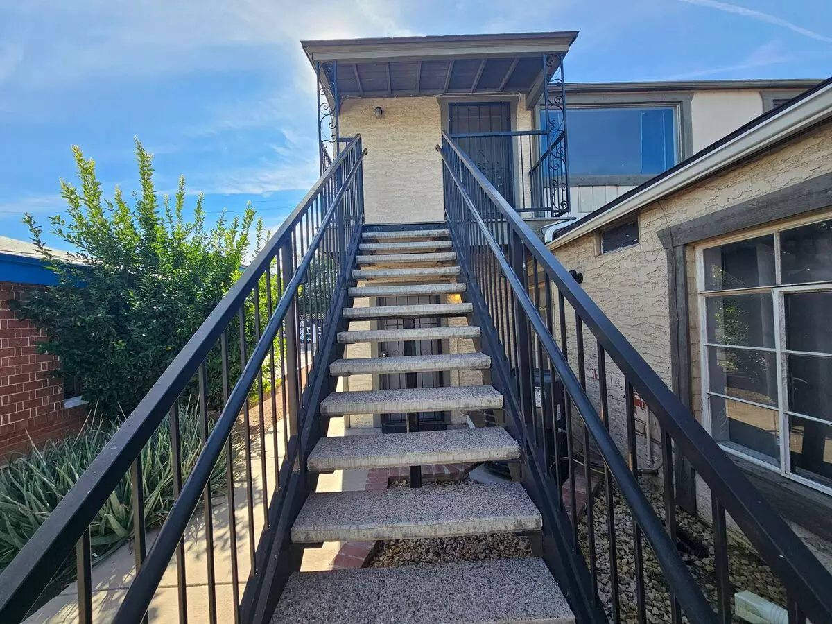 1 Br 1 Bath Full Remodel Upper Unit Free Rent Oac photo 2