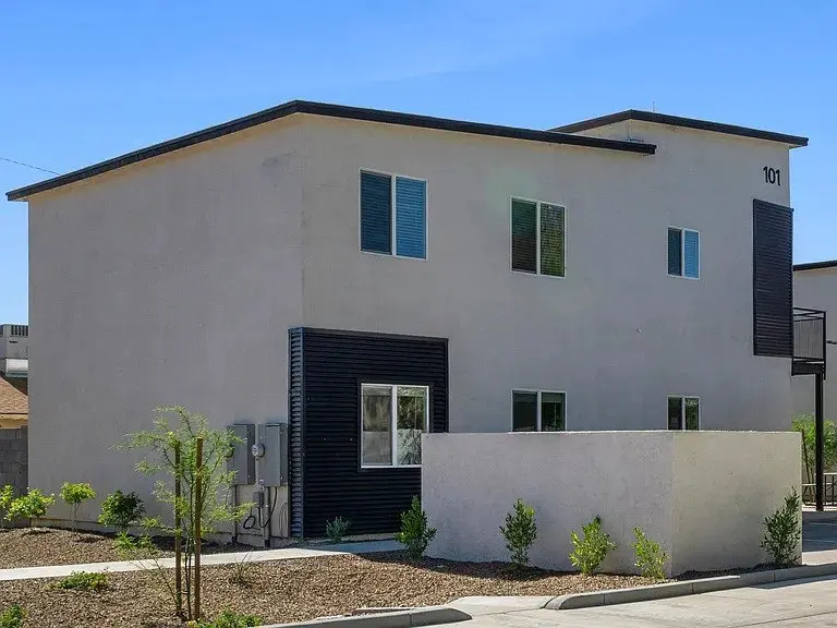 1106 E Yuma St photo 2