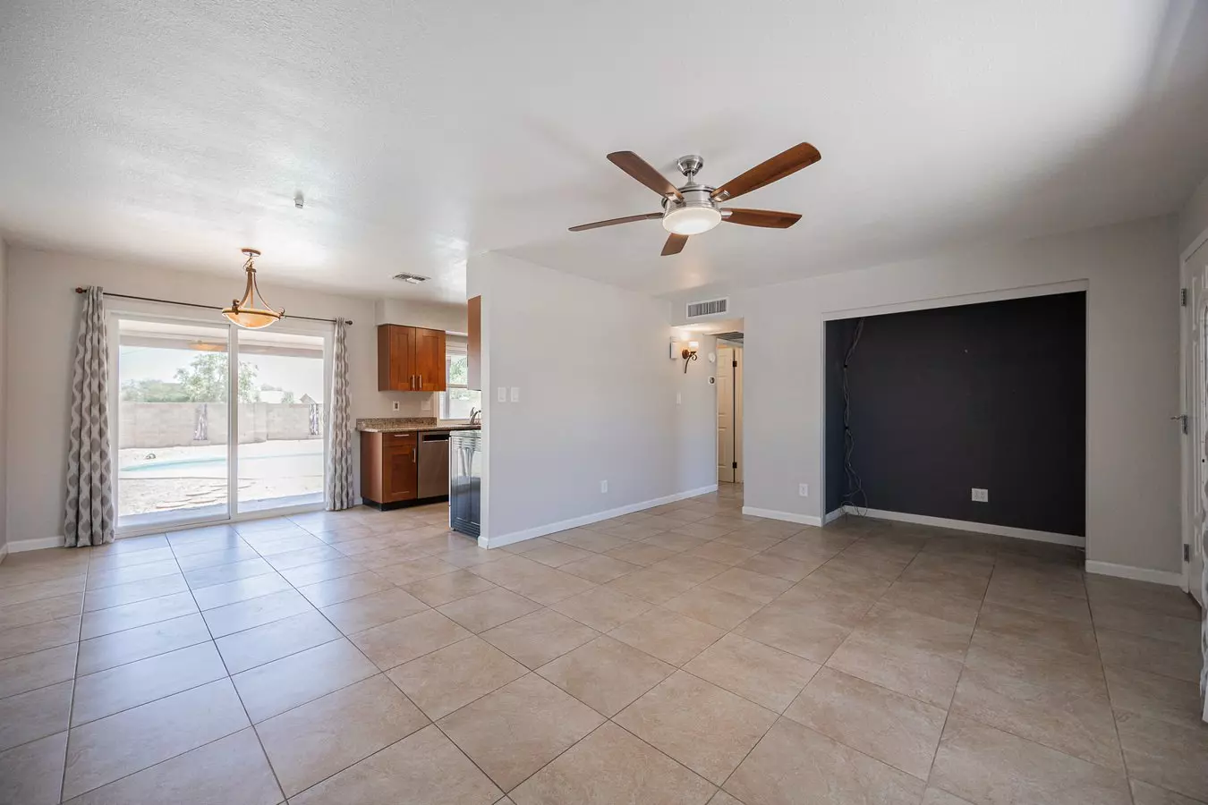 11207 S Bannock St Phoenix, AZ 85044 photo 4