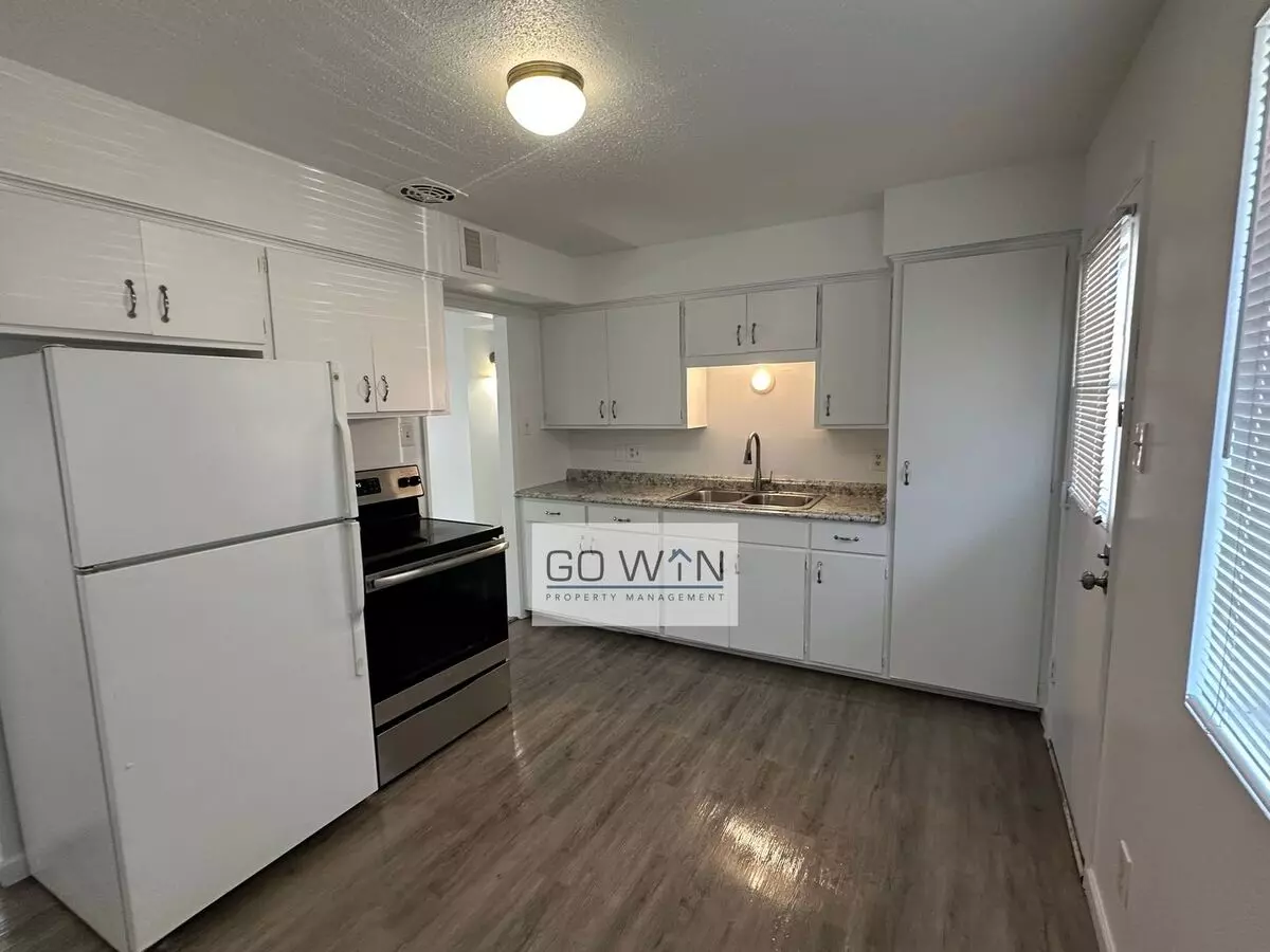 1626 W Denton Ln photo 2