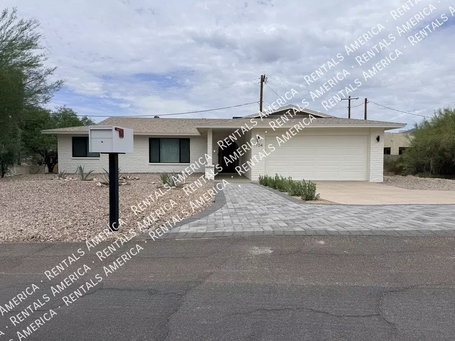 1704 E Pickrell Dr photo 2