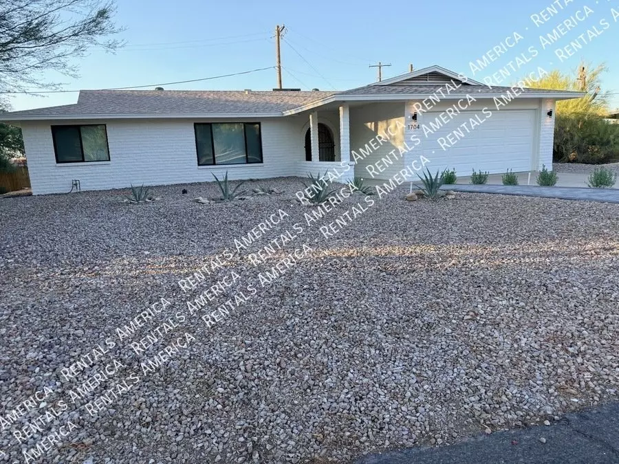 1704 E Pickrell Dr photo 3