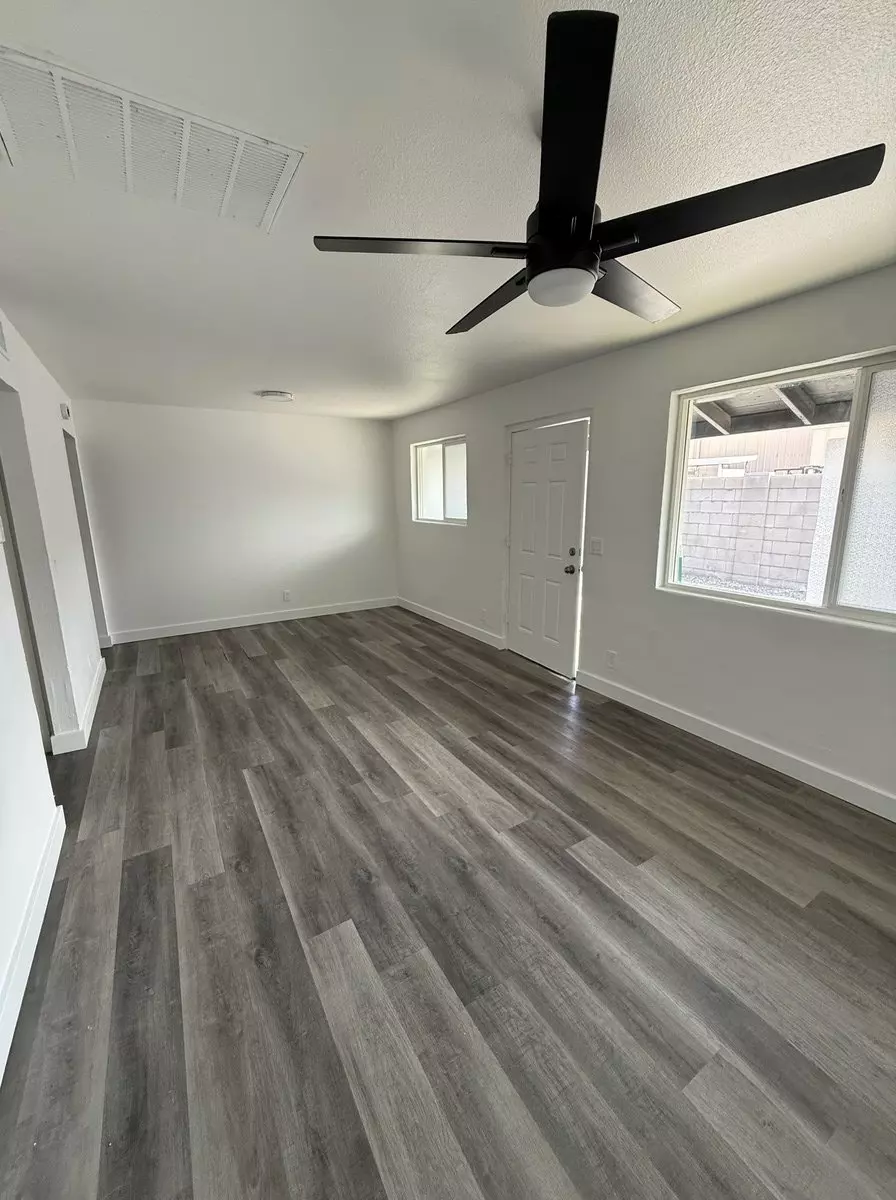 1709 W Linden St photo 2