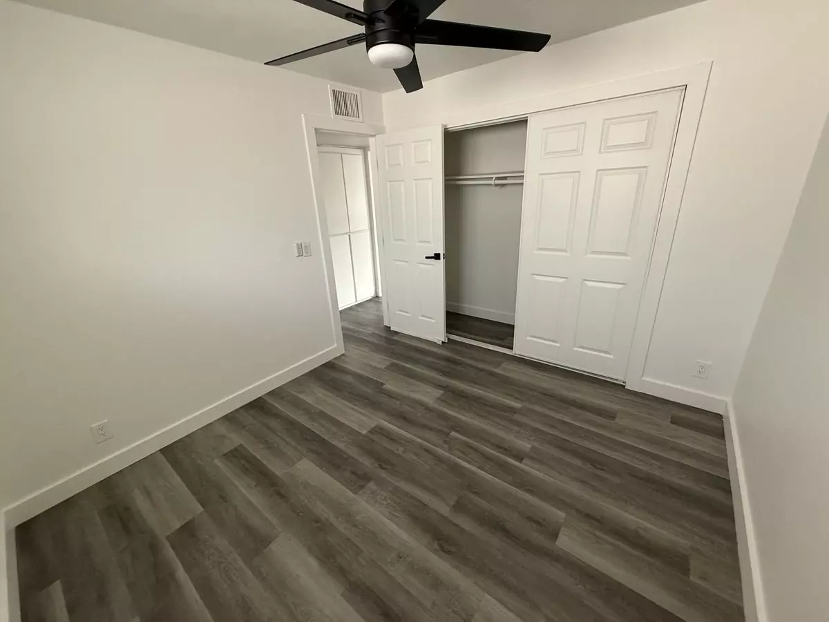1709 W Linden St photo 3