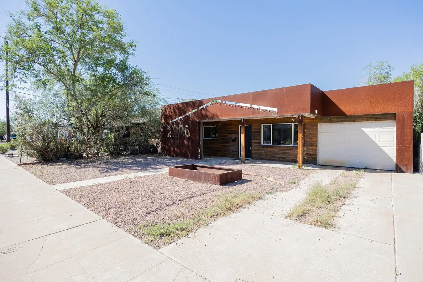 2206 N Dayton St photo 3
