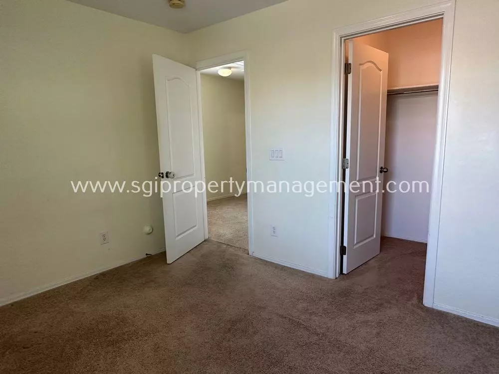 2209 E Pecan Rd photo 3