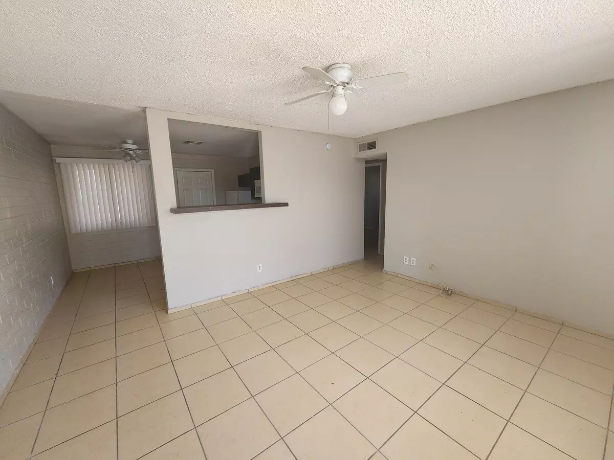 2213 W Adams St photo 3