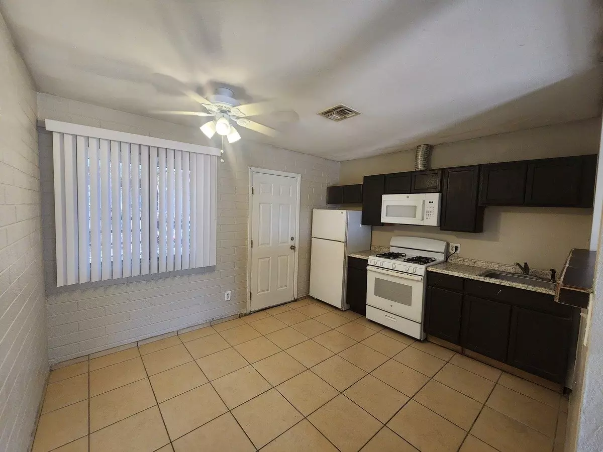 2213 W Adams St photo 4