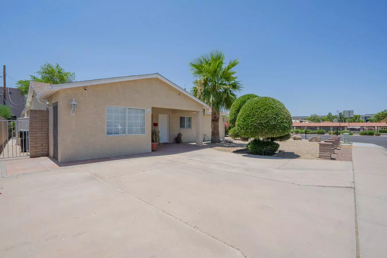 2401 E Meadowbrook Ave photo 4
