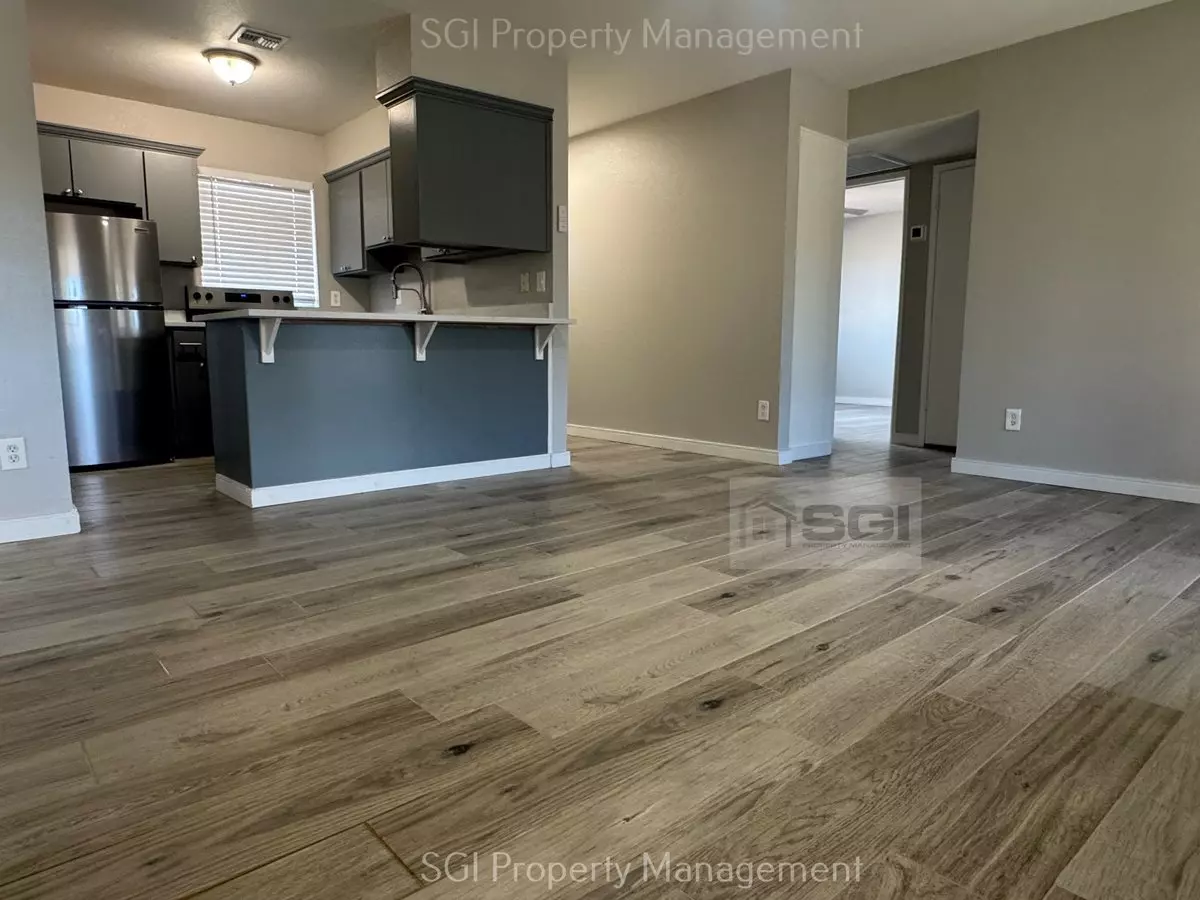2625 E Charleston Ave photo 3