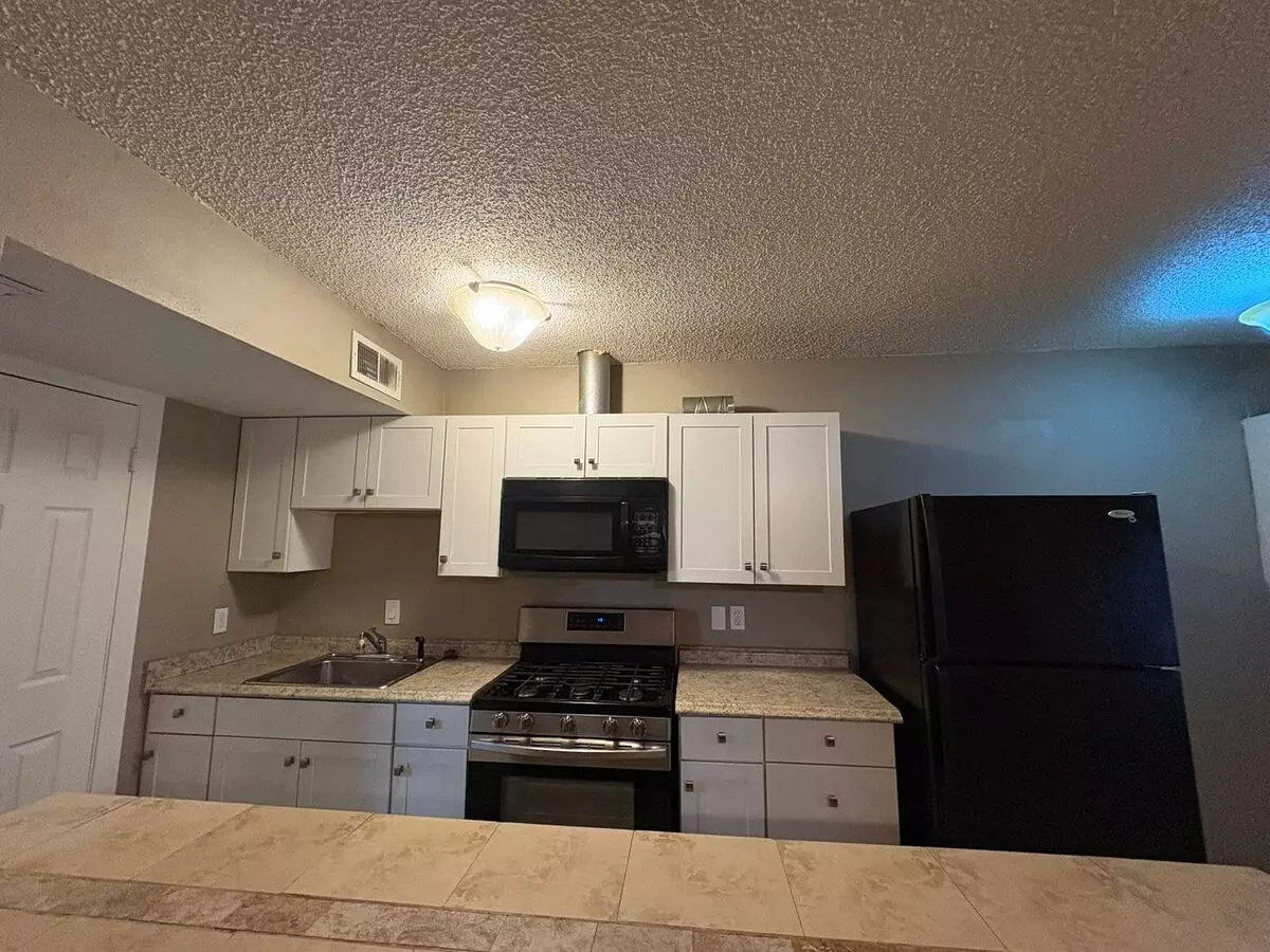 2735 W Tuckey Ln photo 2