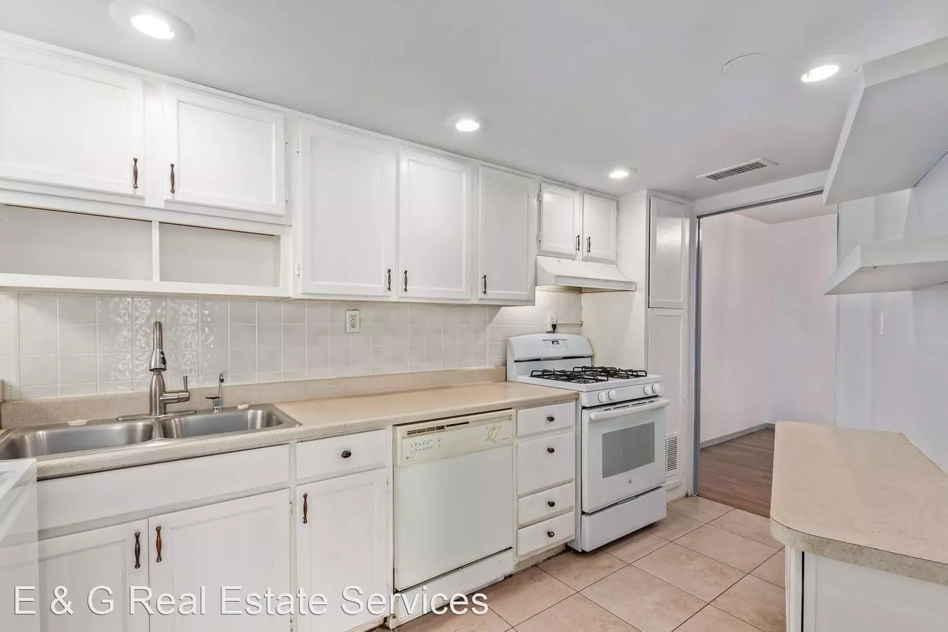 Charming 2 Bedroom 1 Bathroom Townhome Located In Central Phoenix! photo 3