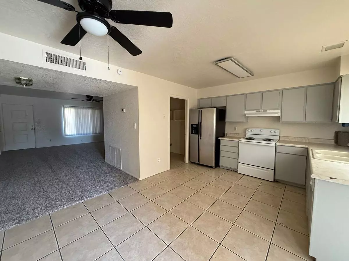 3 Bed 2 Ba Condo photo 4