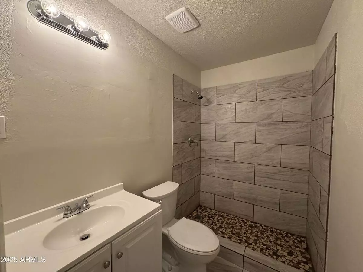 1714 W Cochise Dr photo 2