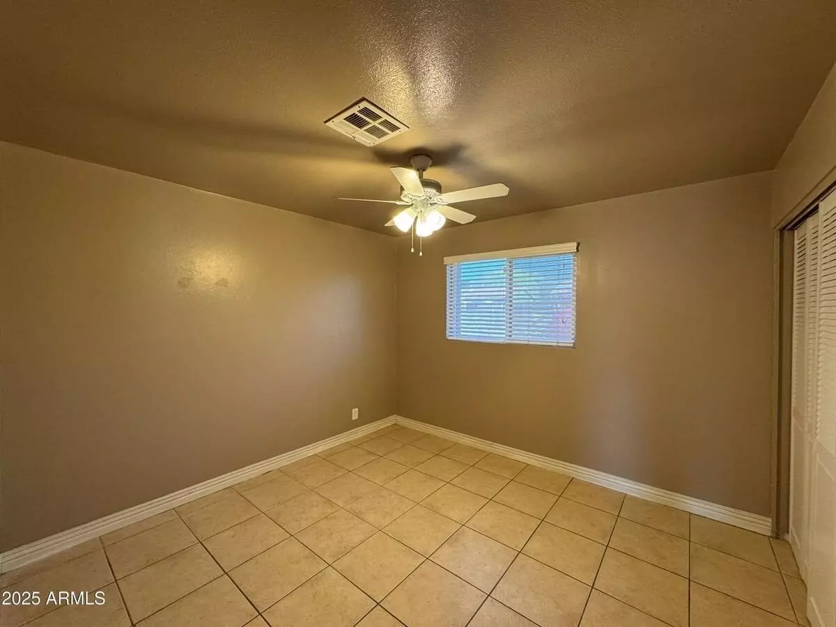 1714 W Cochise Dr photo 3