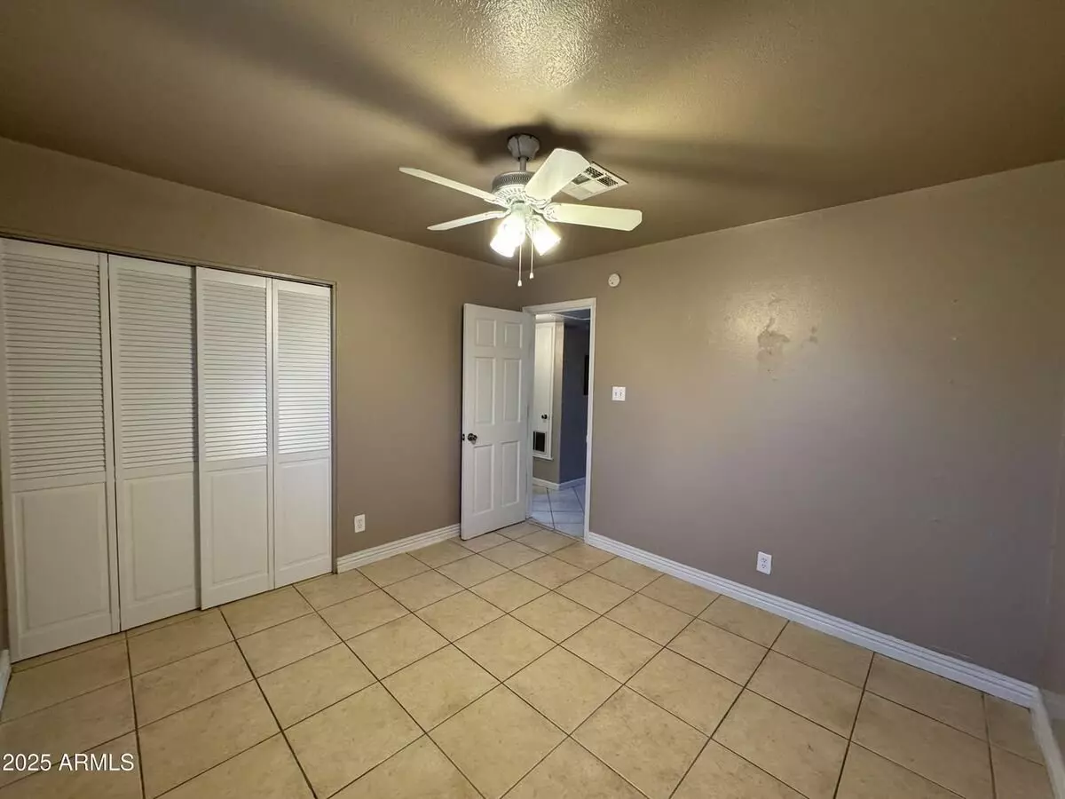 1714 W Cochise Dr photo 4