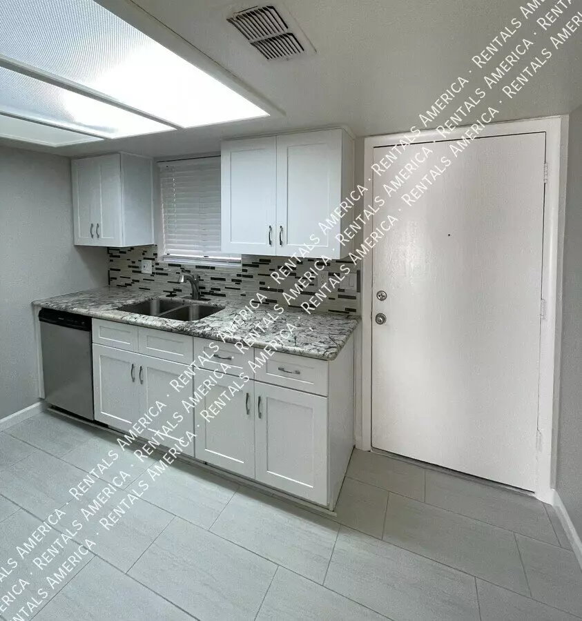 3131 W COCHISE Drive photo 2
